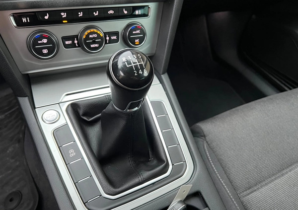 Volkswagen Passat cena 53900 przebieg: 224000, rok produkcji 2017 z Goniądz małe 704